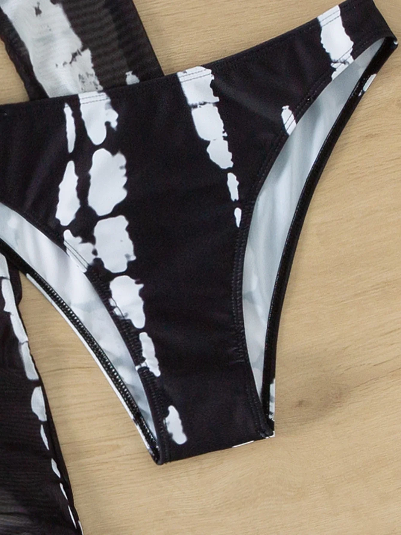 

Комплект бикини из 3 предметов с черно-белым принтом, топом-бандо и прозрачной накидкой-платьем