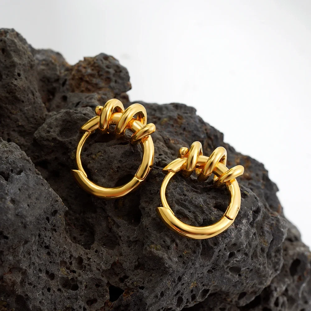 Pendientes Huggie de círculo redondo de Metal pequeño minimalista para mujer, espiral retorcida, aros chapados en oro de 18K, hebilla de oreja, joyería única, nuevo