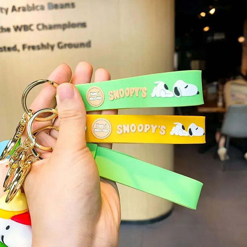 Snoopy anime peripherals, creative shapes, school bag charms, couple charms, same-style high-end fashion gifts for men and women