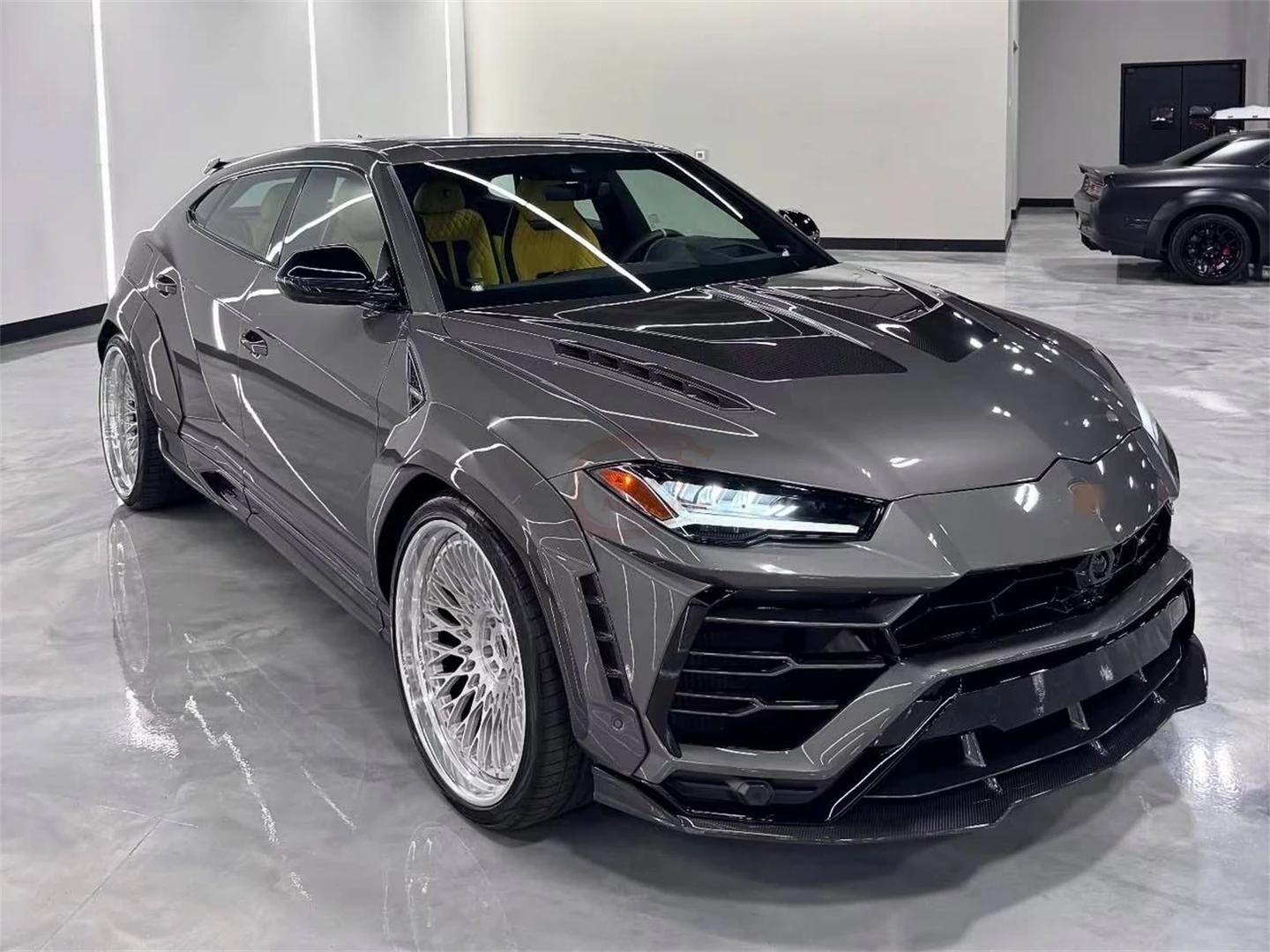 

Комплект обвеса 1016 Style из кованого карбона: передний сплиттер и накладка на бампер для Lamborghini URUS