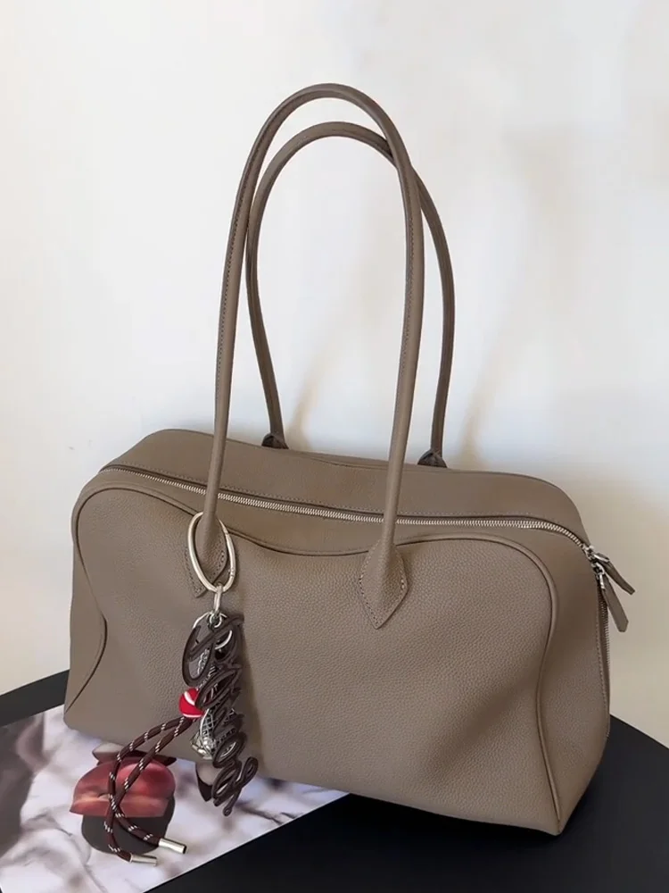 

Большая женская сумка-тоут из натуральной кожи Capaci, новинка 2025, сумка для боулинга Boston, повседневная простая сумка Sle