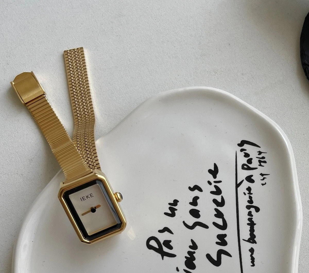 Маленькие ароматные часы в стиле ретро без второго дизайна со стальным ремнем, женские нишевые часы среднего и древнего стиля