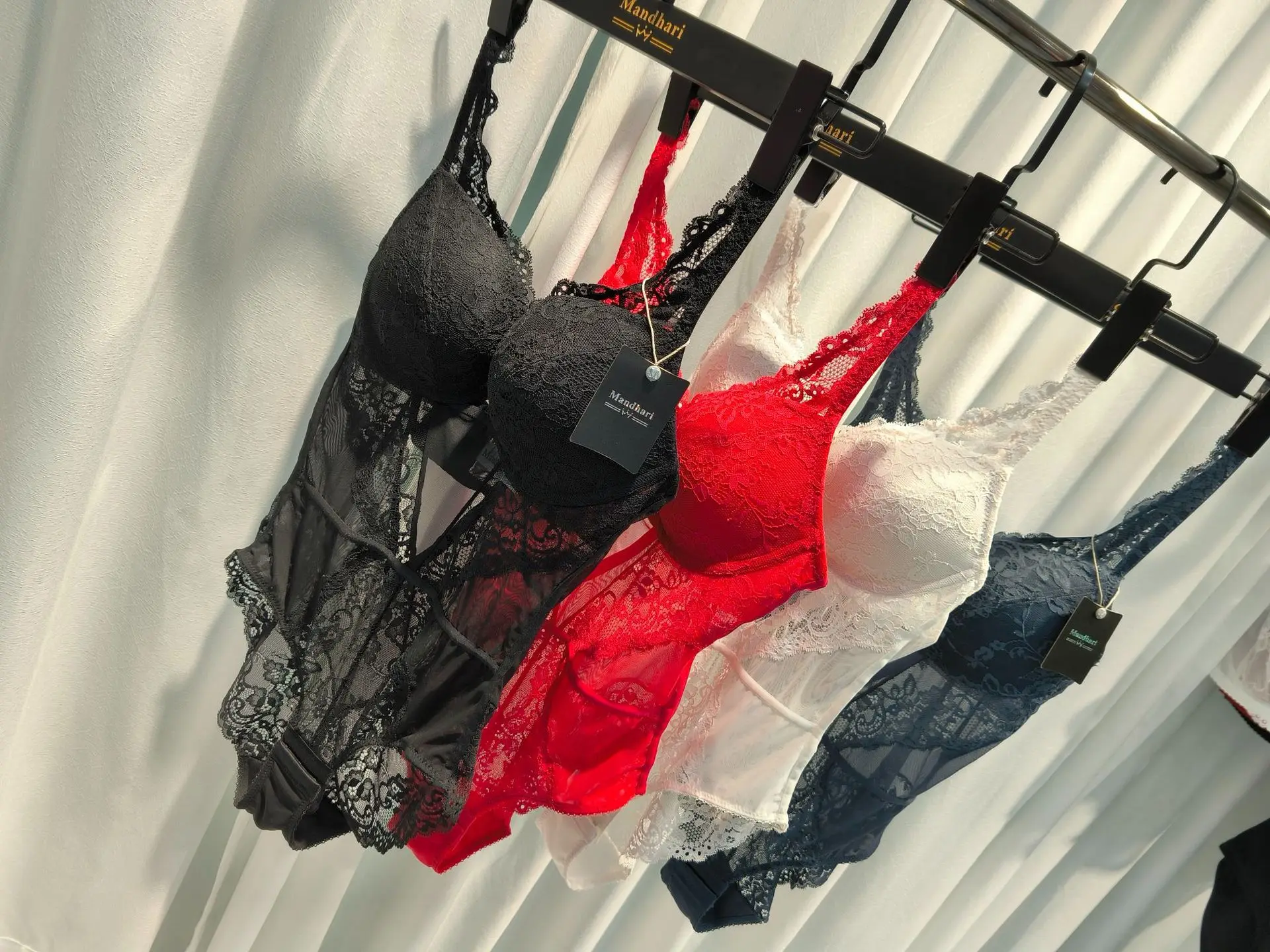 بدلة للجسم مثيرة من الدانتيل الشفاف - مقاس أوروبي، ضيق وجذاب، تصميم فرنسي أنيق لتاريخ الليل، بدوار والعطلات