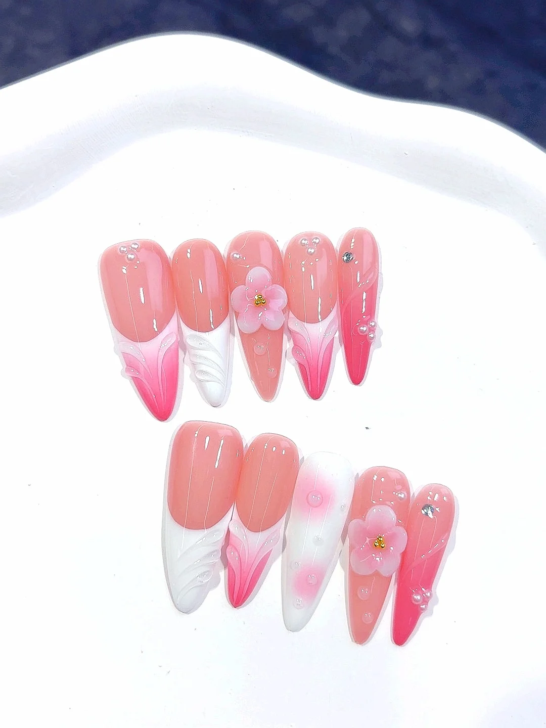 เล็บปลอมลายดอกไม้สีชมพูไล่เฉดประดับเพชรทรงอัลมอนด์ (D565)