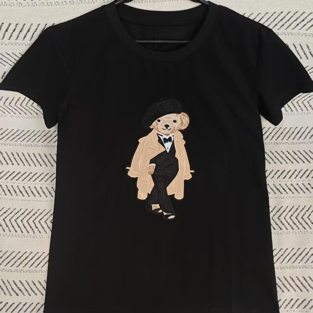 

New Casual and Fashionable Short-sleeved Patterned Commuting T-shirt Tops with Bear Prints for Both Men and Women