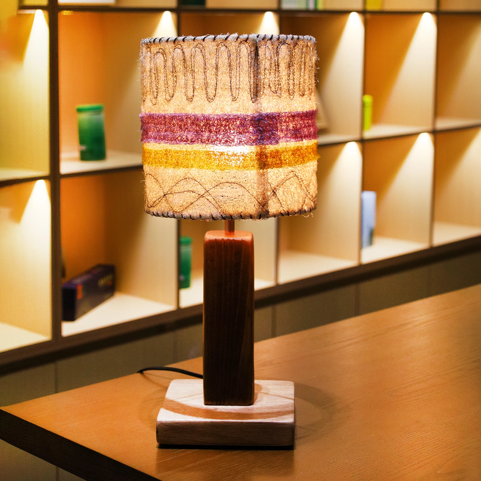 

Bohemian Style Loofah Lampshade Desk Lamp, Plug-in Wood Base Night Light with On/Off Switch, Creative Decorative Ambient Lightin