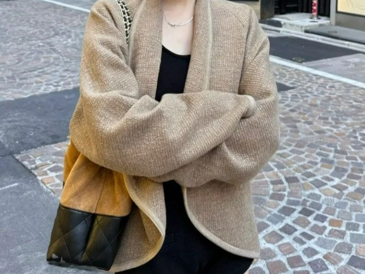 سترة نسائية كاكي ملونة 2025 خريف جديد الراقية موضة عصرية مواد عالية الجودة تصميم أنيق لملابس غير رسمية