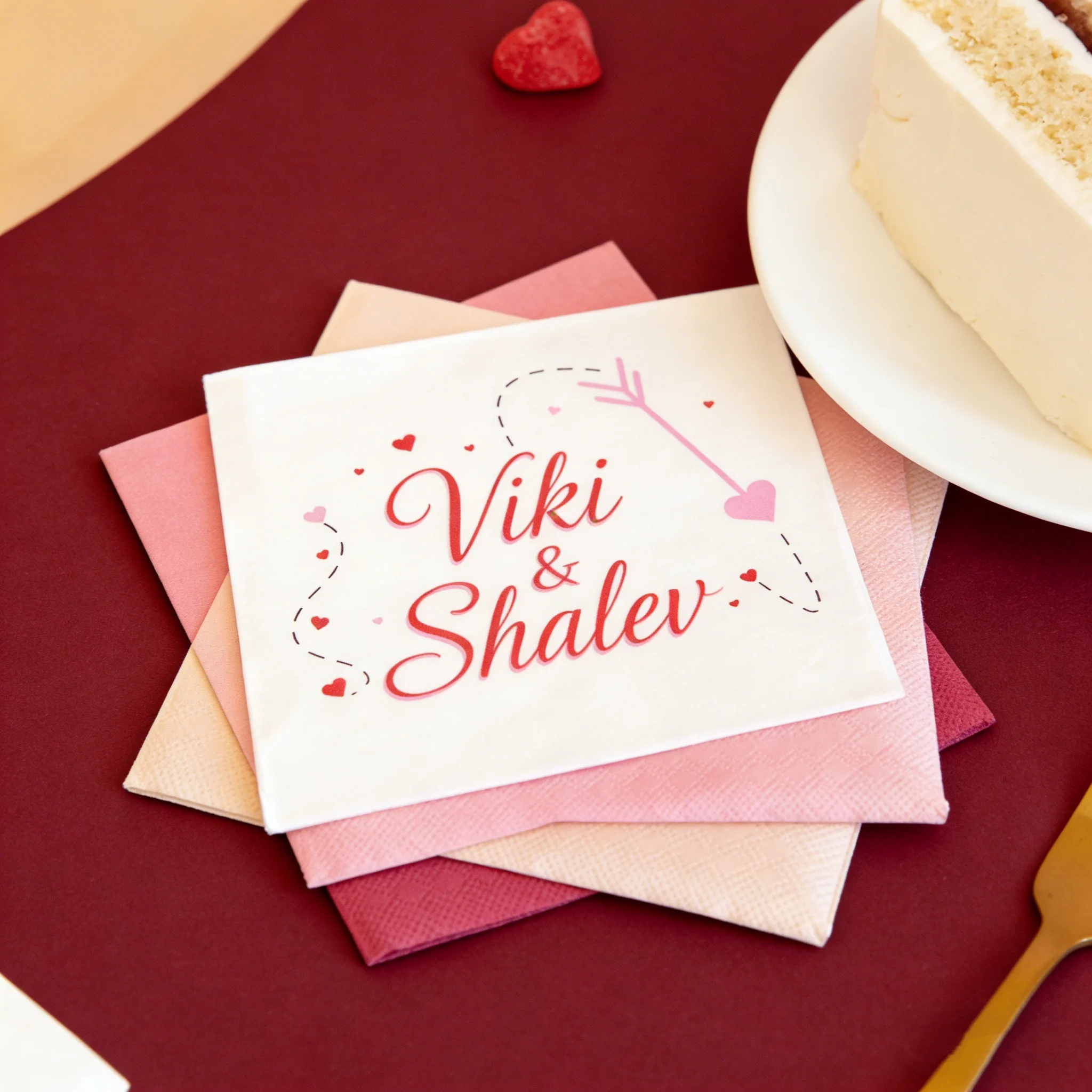 

50 шт. персонализированных трехслойных бумажных салфеток с именем и датой для напитков, для свадьбы, детского праздника, украшения вечеринки