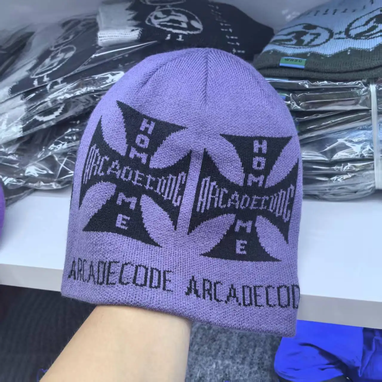 Fashionable Street High Street Pullover Hat with Personalized Rivet Design and Trendy Dome Print Hat