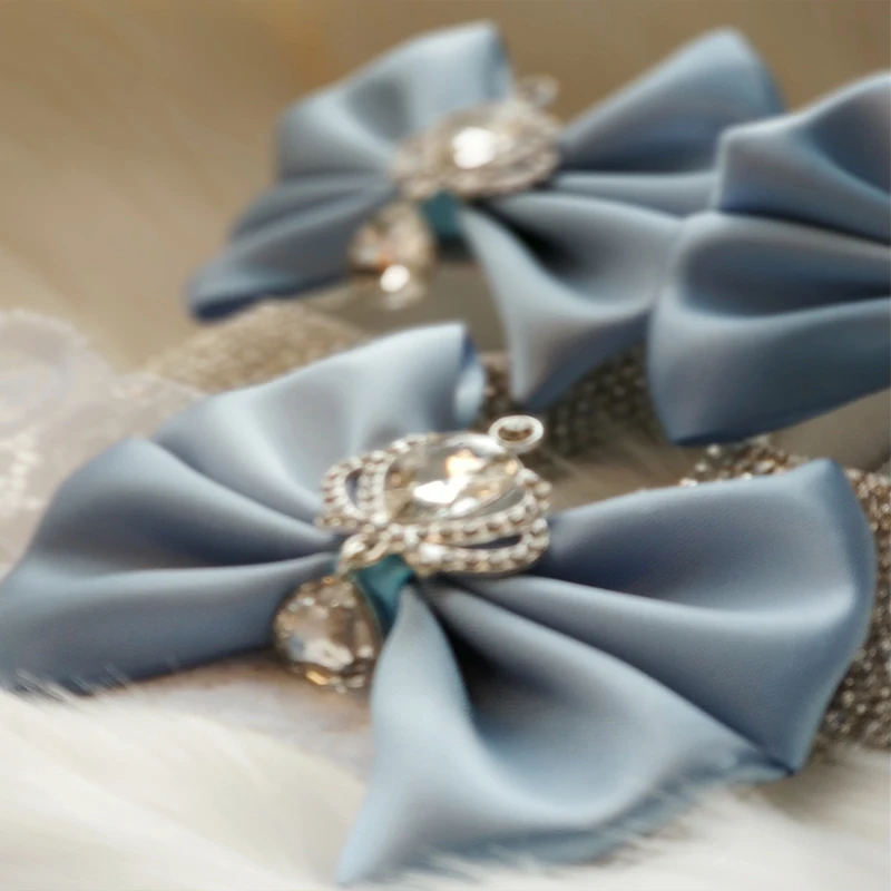 Babyblaue, absolut atemberaubende Crown Jewery-Diamantschuhe, perfekt für alle Geschenke für schwangere Andenken für besondere Anlässe