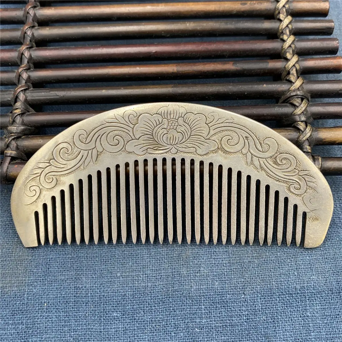 Shi Ao handicrafts, antique and old antique handicrafts, Baifu comb, white copper Miao silver comb, pure copper bronze ware