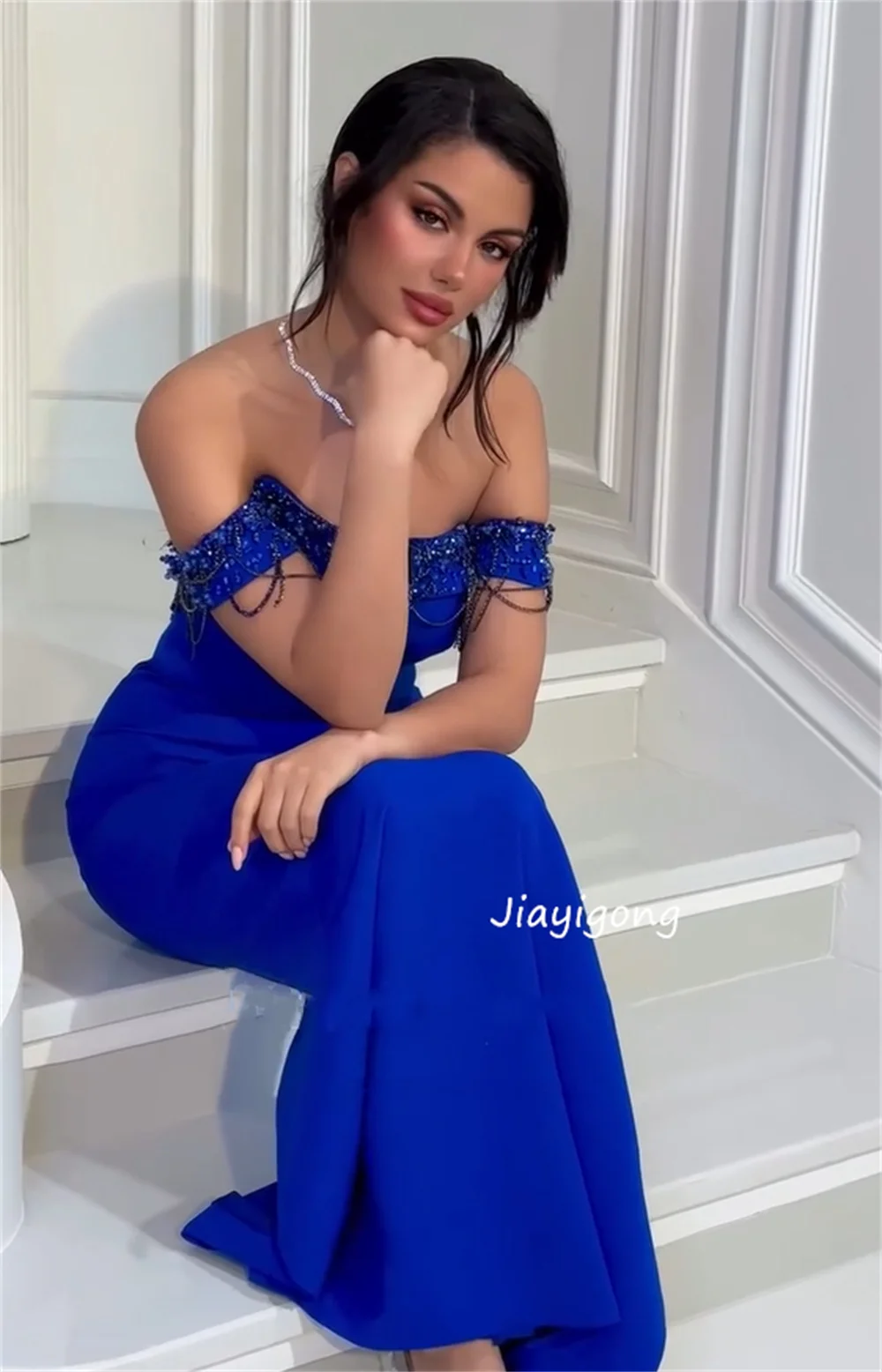 カスタマイズされた高品質のジャージー生地にスパンコールをあしらったプリーツ加工のオフショルダーロングプロムドレス、オーダーメイドの特別な機会に最適な絶妙なドレス