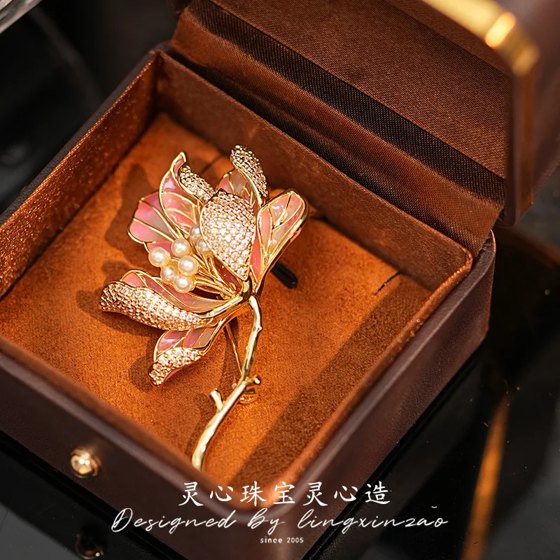 

HQ Luxury Enamel Flower Broches for Women Lapel Pins Inlaid Pearls High-quality Designer Brooches Suit Accessories Jewelry Gifts