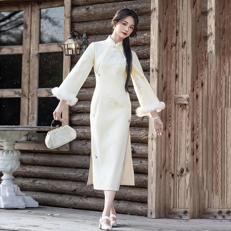 Traditional Mandarin Collar Pulsh Flare Sleeve Qipao Classic Lady Long Chinese Dress Sexy Embroidery Suede Slim Split Cheongsam