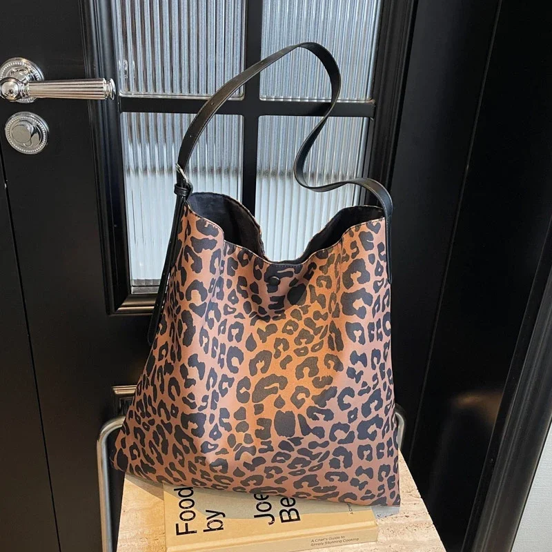 PU Large Capacity 2024 High Quality Tote Bag Panther Pattern Buckle Popular Fashion Handbag Soft Versatile Trendy Shoulder Bag