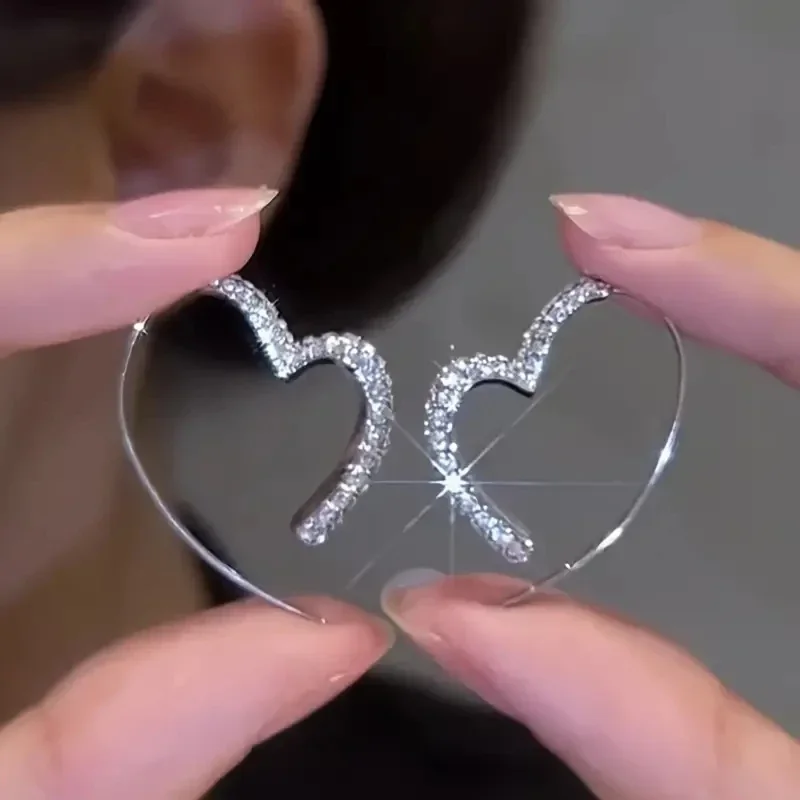 Huitan Attraktive silberfarbene Kristall-CZ-Liebes-Creolen für Damen, modische, wunderschöne Accessoires, vielseitiger Party-Schmuck