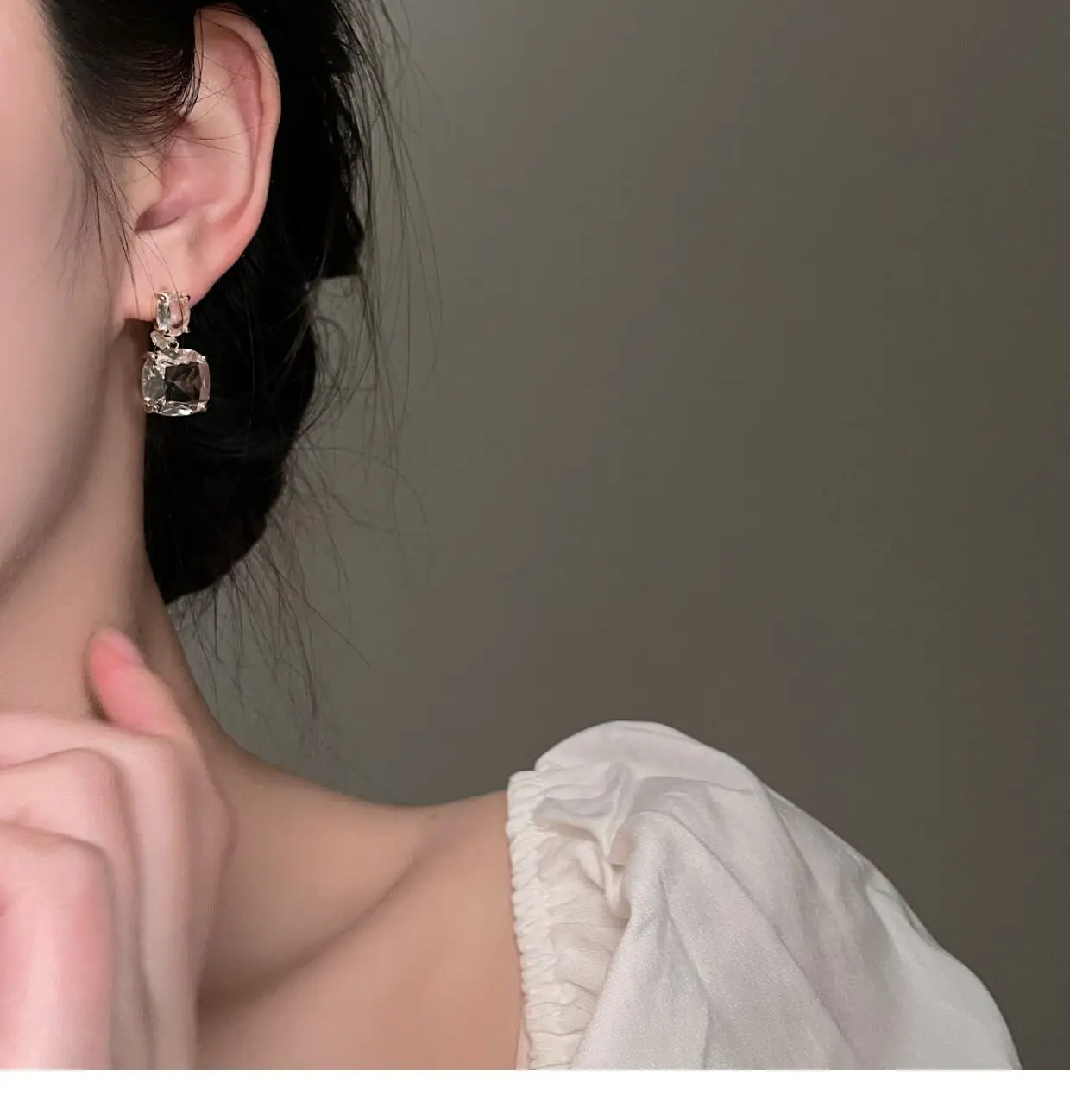 Luxuriöse klare Kristall-Ohrringe in Goldfarbe mit Zirkonia, quadratische Tropfen-Ohrringe für Damen, Hochzeit, Party, eleganter Modeschmuck. – Detail 7