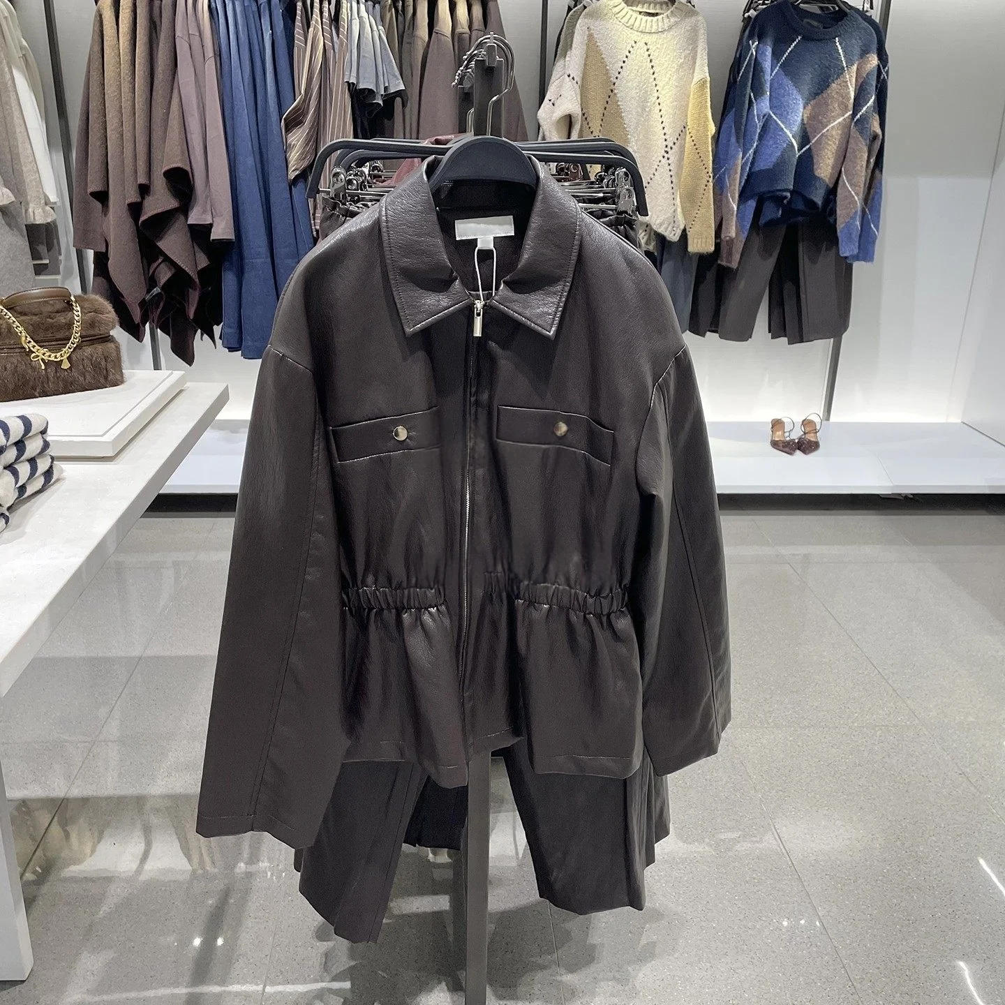 Jaqueta Curta Feminina de Couro Sintético com Gola Entalhada e Manga Longa, Cintura Elástica – Nova Coleção 2026