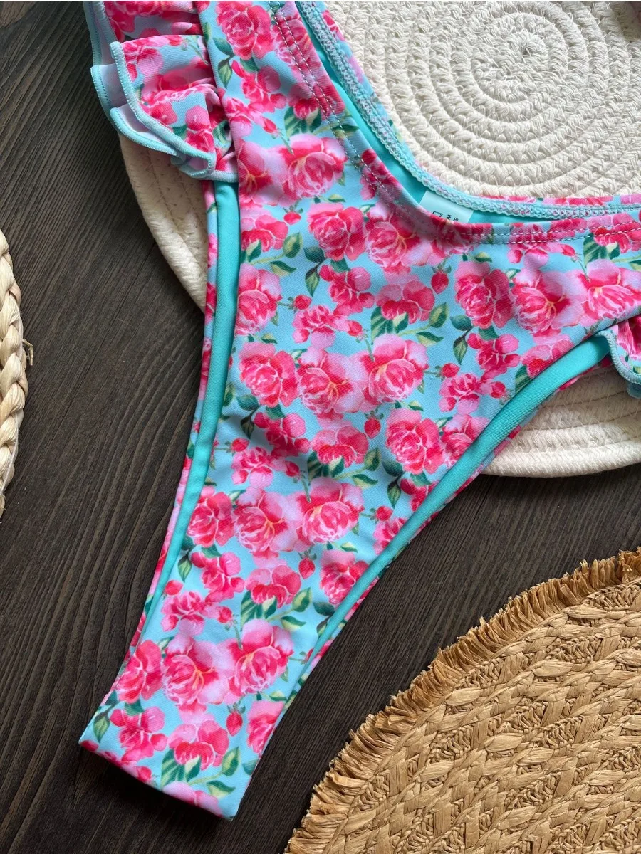 2025 nuevo traje de baño para mujer con volantes y estampado de flores, conjunto de Bikini Sexy de 2 piezas, traje de baño triangular sin tirantes con Tanga y espalda descubierta para playa