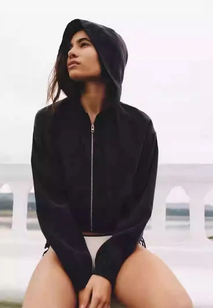 Jaqueta Curta Fena Reversível com Capuz Estilo Drapeado em Mistura de Aodão para Proteção Solar – Nova Coleção Verão 2024