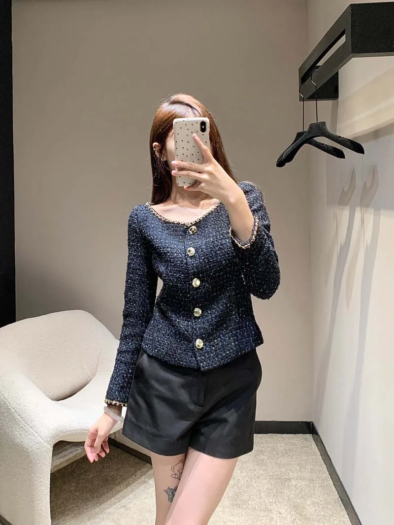 Ms. Fan, a socialite, has a fashionable and western-style jacket with a chain decoration and a large round neck woolen jacket