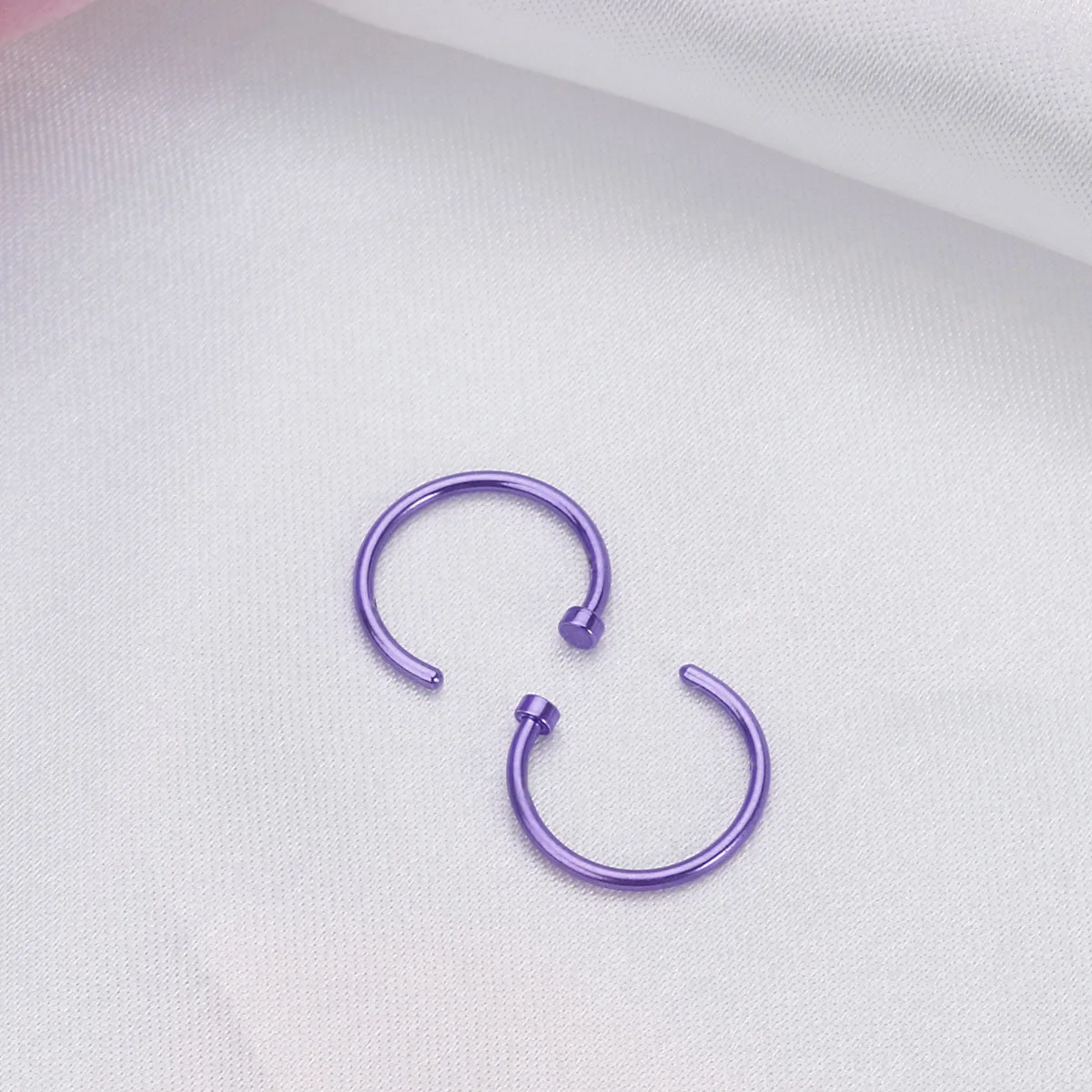 حلقة أنف من التيتانيوم الفولاذي 10 مم على شكل حرف C مفتوح باللون الأرجواني للنساء والرجال، مصقولة بدرجة عالية، من الدرجة الجراحية، مضادة للحساسية، للاستخدام اليومي