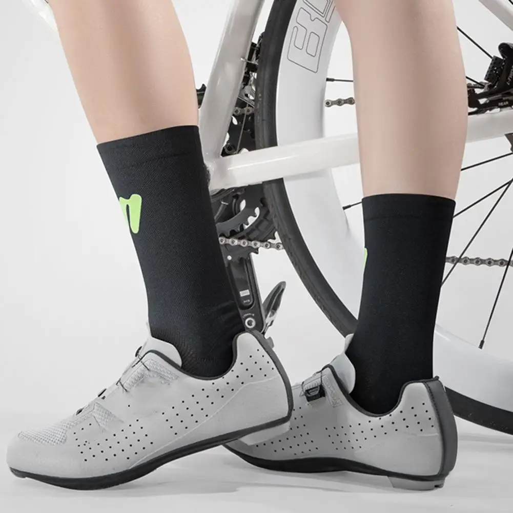 

Men Cycling Socks Reflective Cycling Socks for Men Women Breathable Moisture-wicking Outdoor Sports Socks for Hiking Climbing