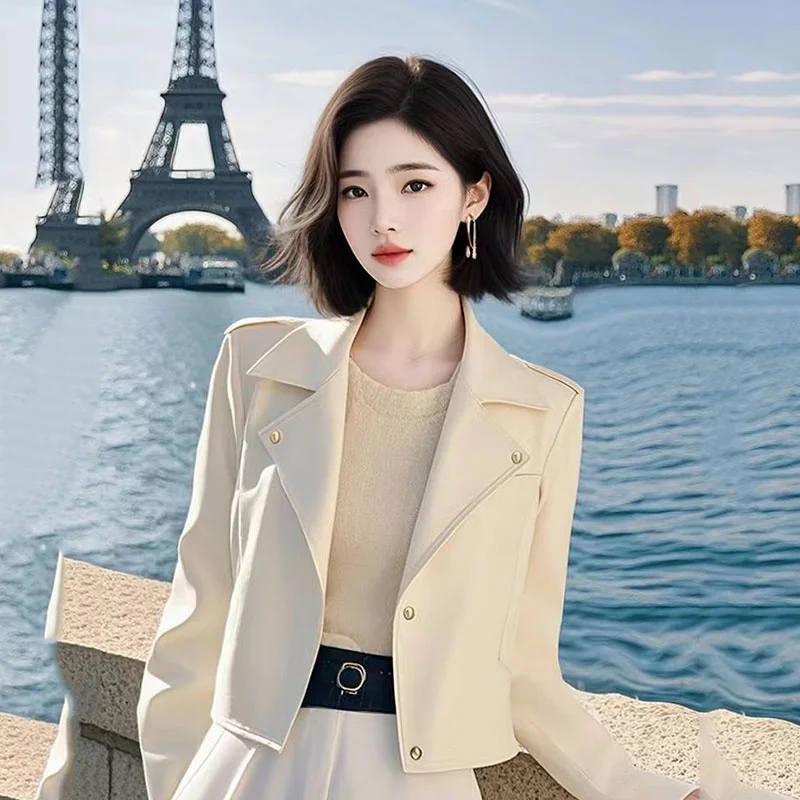 เสื้อแจ็คเก็ตหนัง PU สั้นสไตล์เกาหลี ดีไซน์สวยสำหรับผู้หญิง ปี 2026 รุ่นใหม่ อเนกประสงค์ ใส่ได้ทั้งฤดูใบไม้ผลิและฤดูใบไม้ร่วง เสื้อโค้ทหนังสีขาว สไตล์นักขี่มอเตอร์ไซค์
