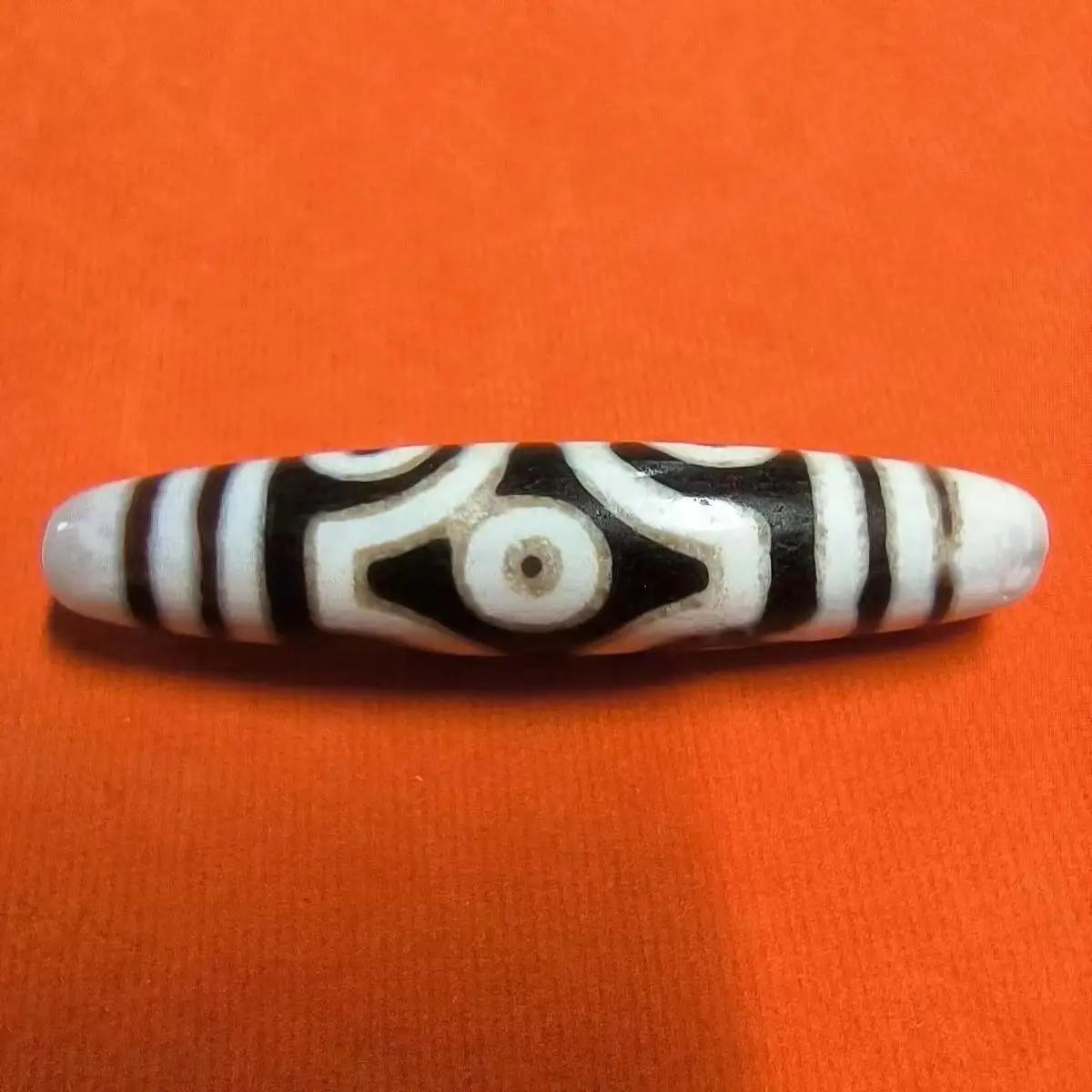 

1pcs/lot Pure Natural Five Eyes Six Eyes Old Agate Dzi albino yuhua weathered pattern beautiful pattern precious rare jewelry