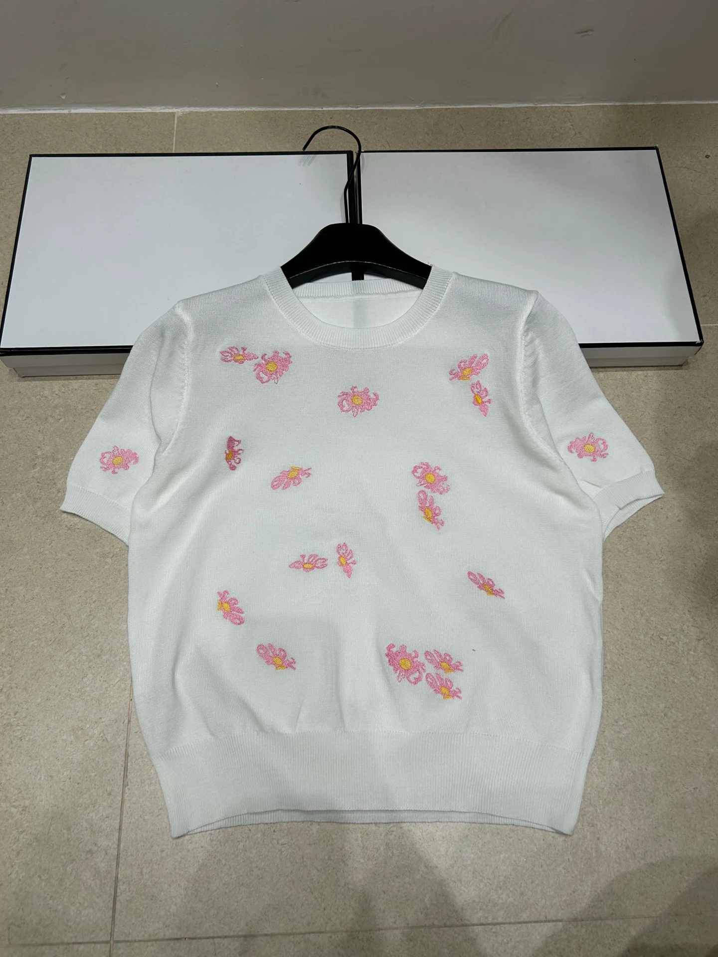 

Новинка Весна-Лето 2026: Женский вязаный пуловер с вышивкой и жаккардовым узором, круглый вырез, короткий рукав, модель F805