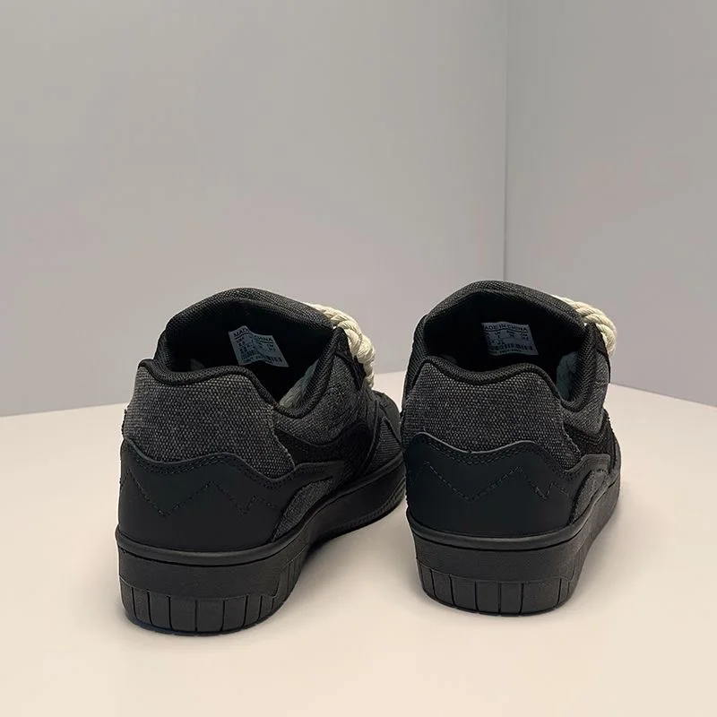 Ein Paar trendige, schwarze Herrenschuhe, vielseitige Sportschuhe für alle Jahreszeiten, die sowohl für sportliche als auch für Freizeitaktivitäten geeignet sind, sowie Schuhe mit erhöhter Sohle. – Detail 5