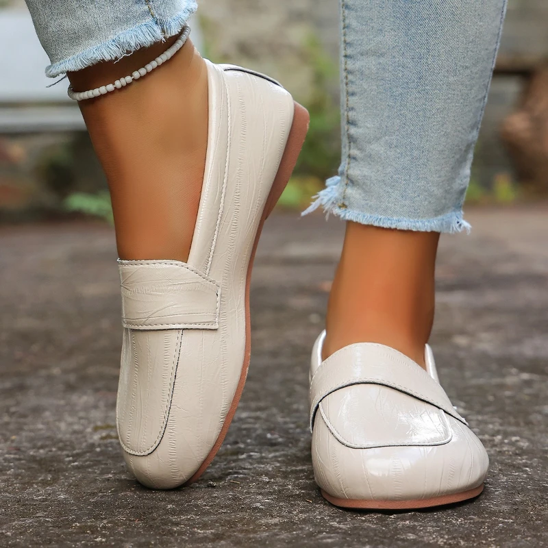 

Casual Shoes for Women in Autumn 2025 Flat Bottomed Plus Size Loafers Fashionable and Comfortable Women's Leather Shoes