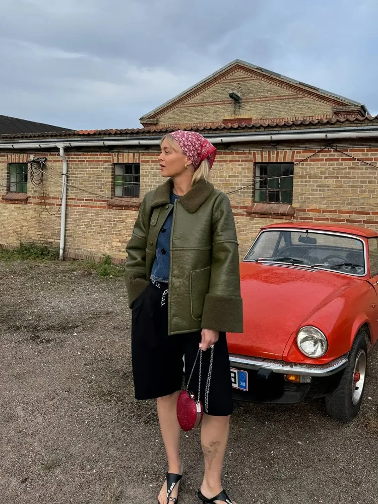 

Женская короткая кожаная куртка с меховым воротником и лацканами, шикарное однобортное свободное пальто с карманами, новинка 2023 года, женская осенняя повседневная уличная одежда