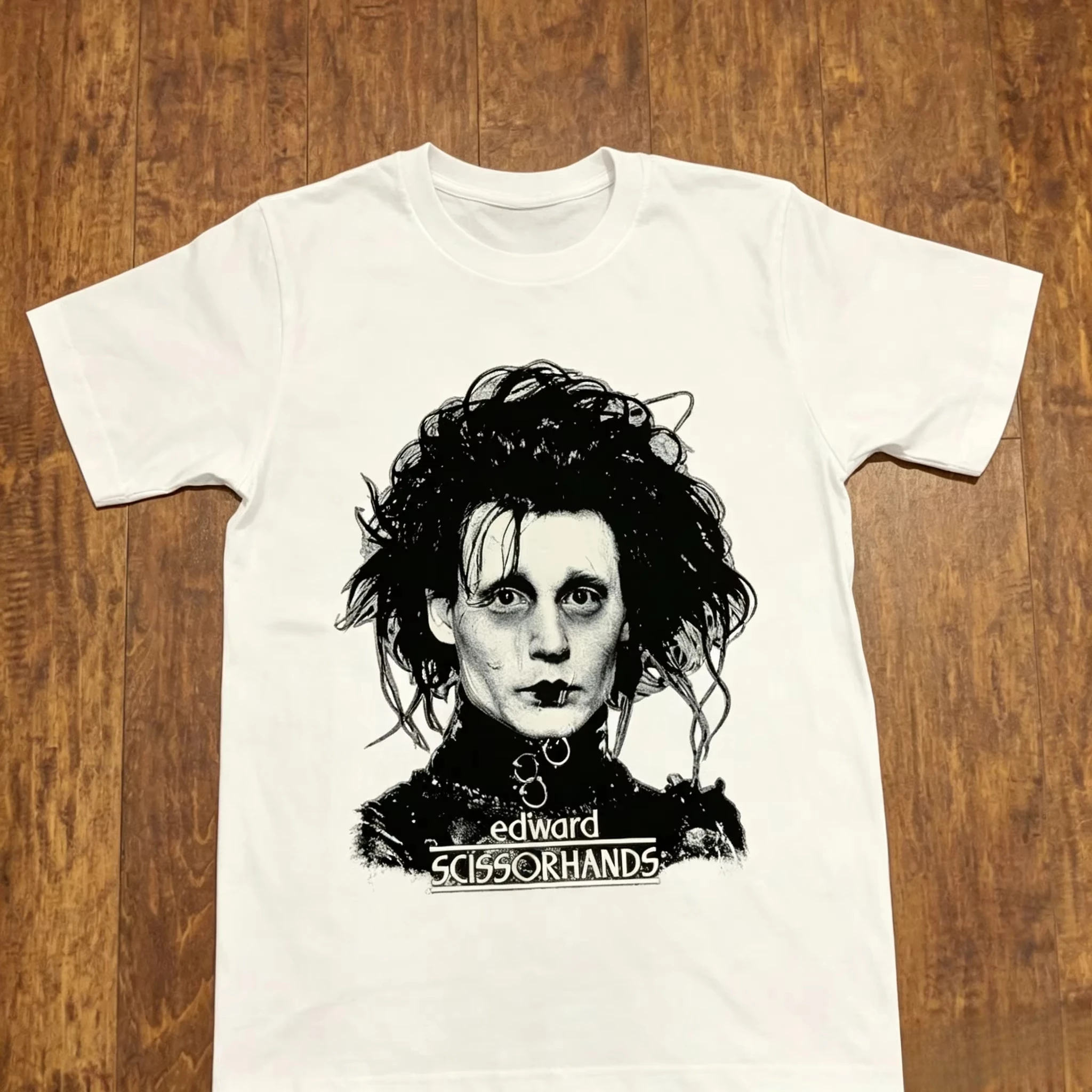 2026 new Scissors Hand Retro Pattern T-Shirt Suitable for both men and women. Short-sleeved casual street style movie fan style.