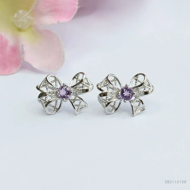 

Серьги-гвоздики из серебра 925 пробы с натуральным аметистом и серьгами-гвоздиками цвета бабочки.