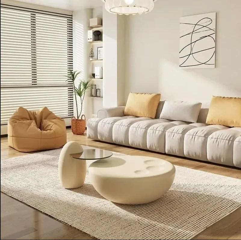 طاولة قهوة مستديرة بتصميم بسيط كريمي حديث، أثاث أبيض لطيف، ديكور منزلي في مركز غرفة المعيشة