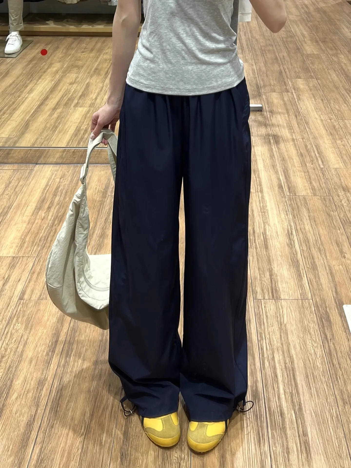 

Черные нейлоновые брюки с косым кроем, быстросохнущие, мужские, летние, модные, брендовые, из мягкого ледяного шелка, легкие, повседневные, универсальные, облегающие.