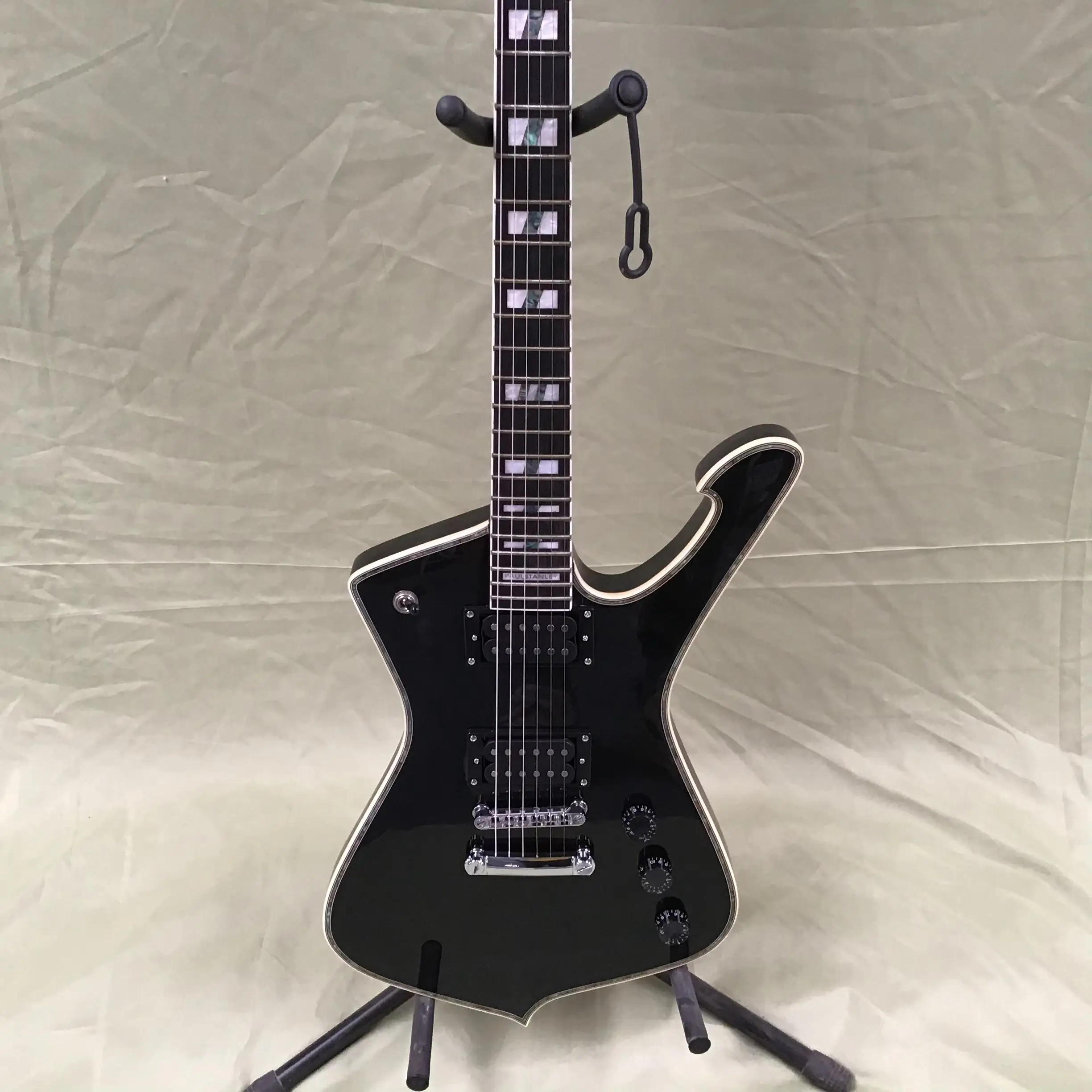 In stock 6 String Black Electric Guitar Electric guitars will be shipped free of charge immediately Guitarra