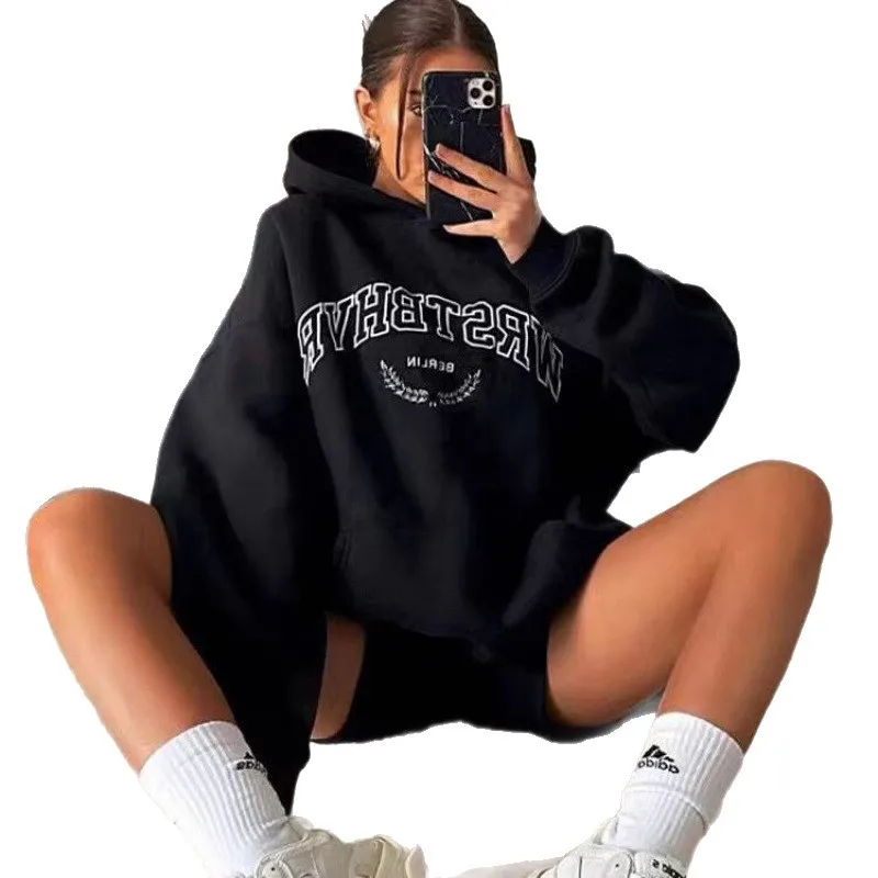 سويت شيرت نسائي كبير الحجم بغطاء للرأس مطبوع عليه حروف من الصوف بأكمام طويلة مع جيب 2025