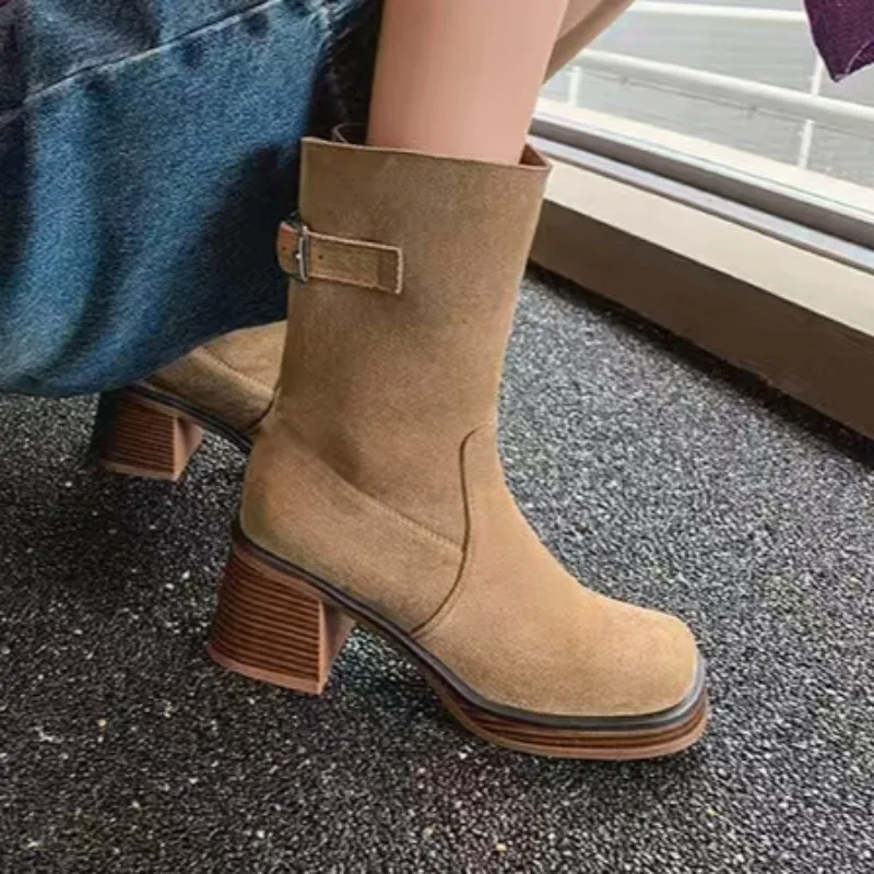 Botas de mujer de tubo medio de fondo plano 2025, nuevas botas informales versátiles de gamuza a la moda con tacones altos y punta redonda para mujer