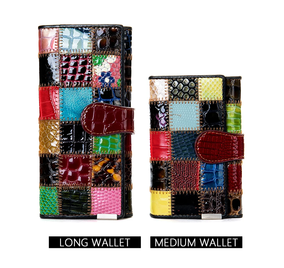 Kaks lehmanahast rahakotti, üks pikk ja teine keskmine, kaunistatud värviliste mustritega, sh punased, sinised, rohelised ja kollased toonid, vastu valget tausta.