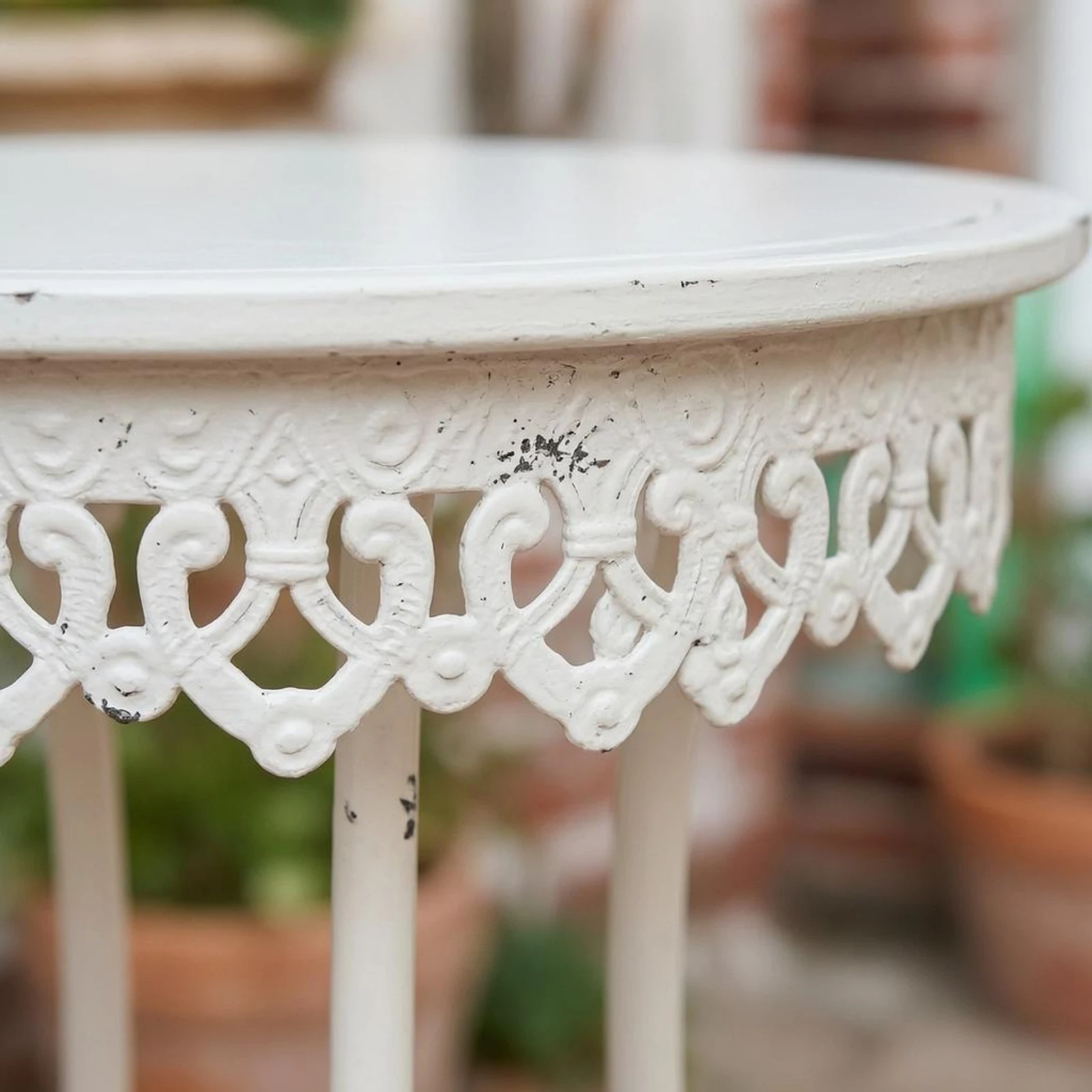 petite-table-avec-tablier-en-dentelle-support-rond-en-fer-pour-plantes-finition-blanche-design-retro-francais-gain-de-place-presentoir-pour-coin-de-jardin