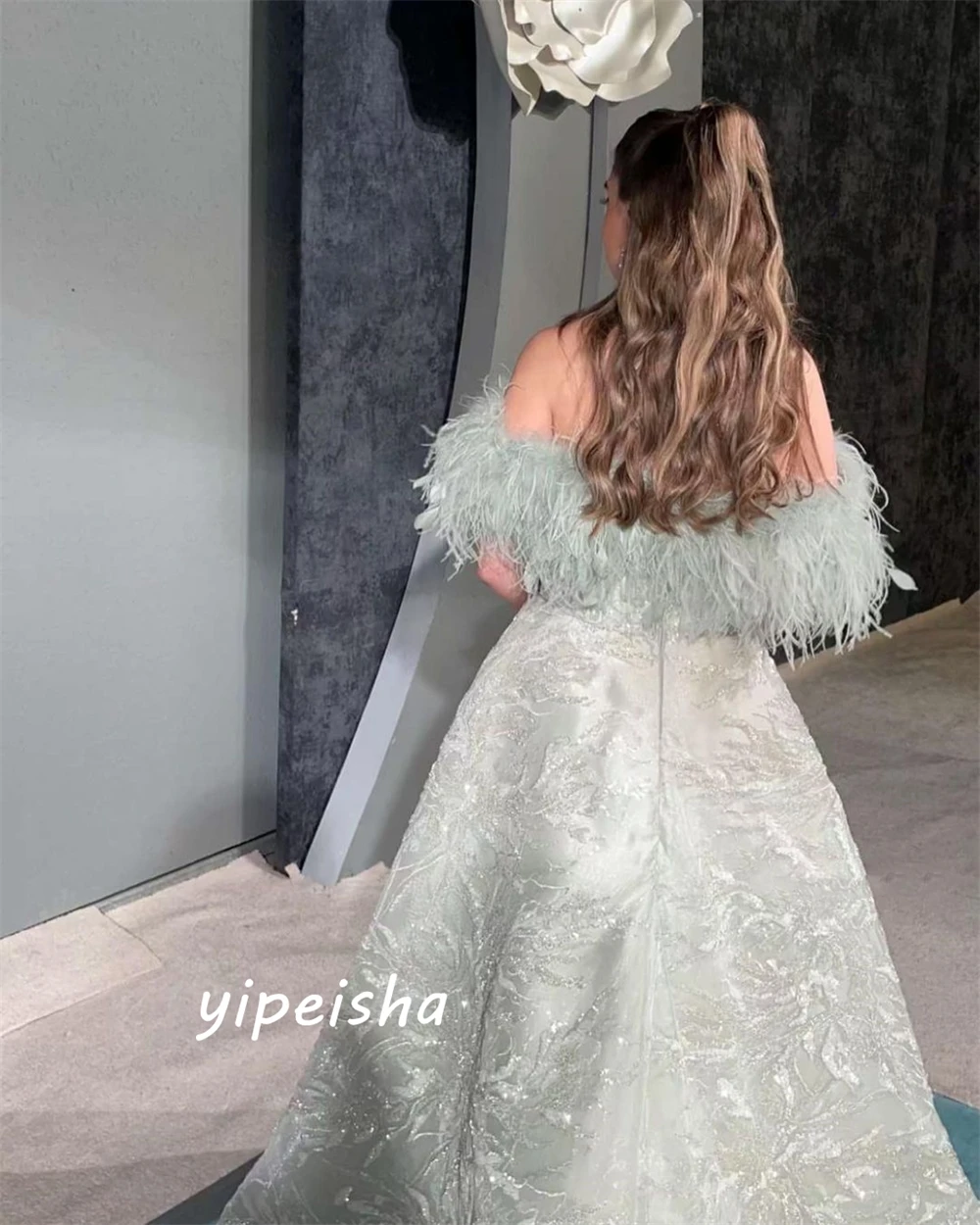 Maßgeschneidertes Damen-Ballkleid mit glitzerndem, schulterfreiem Ballkleid, formelles Anlasskleid, Paillette/Pailletten, Federn, Röcke, Charmeuse