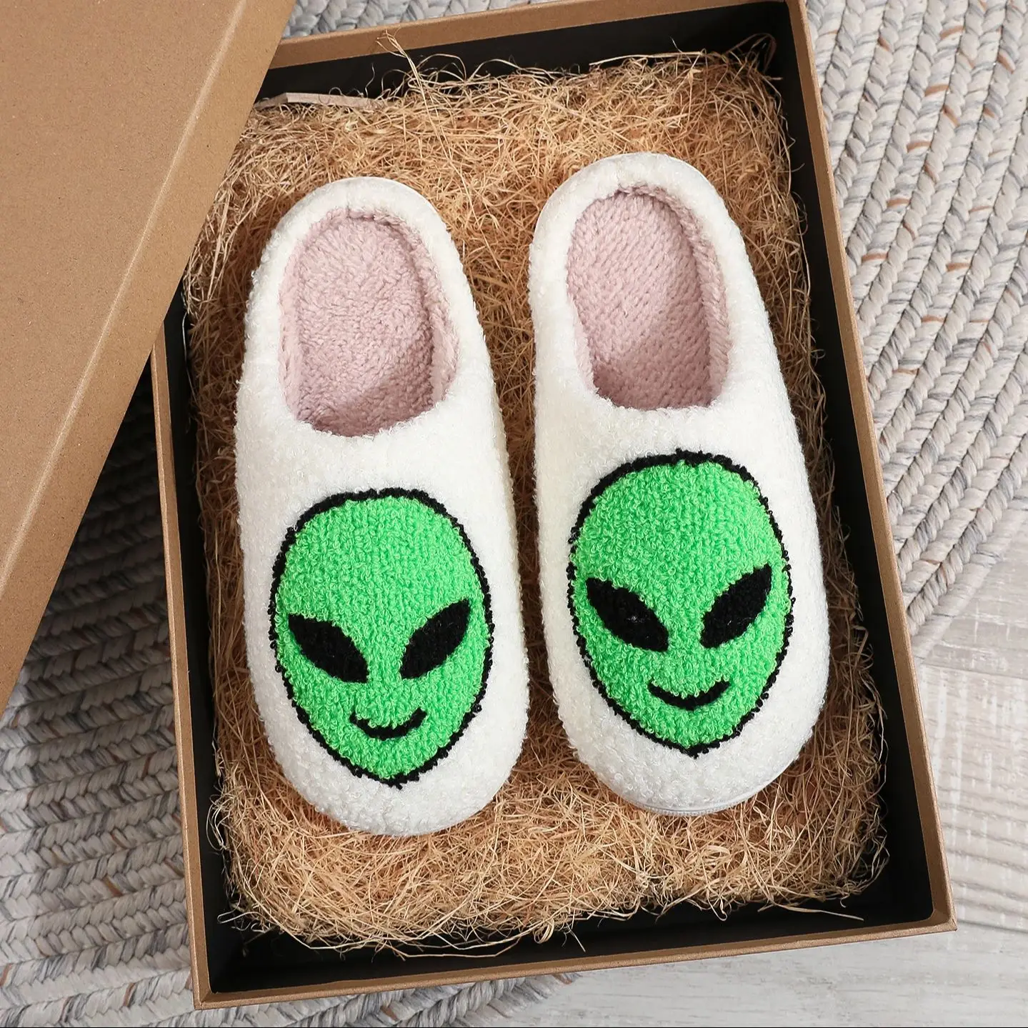 Sepasang sandal rumah musim dingin berbahan katun dengan motif alien, anti selip, dan sol tebal dari wol.