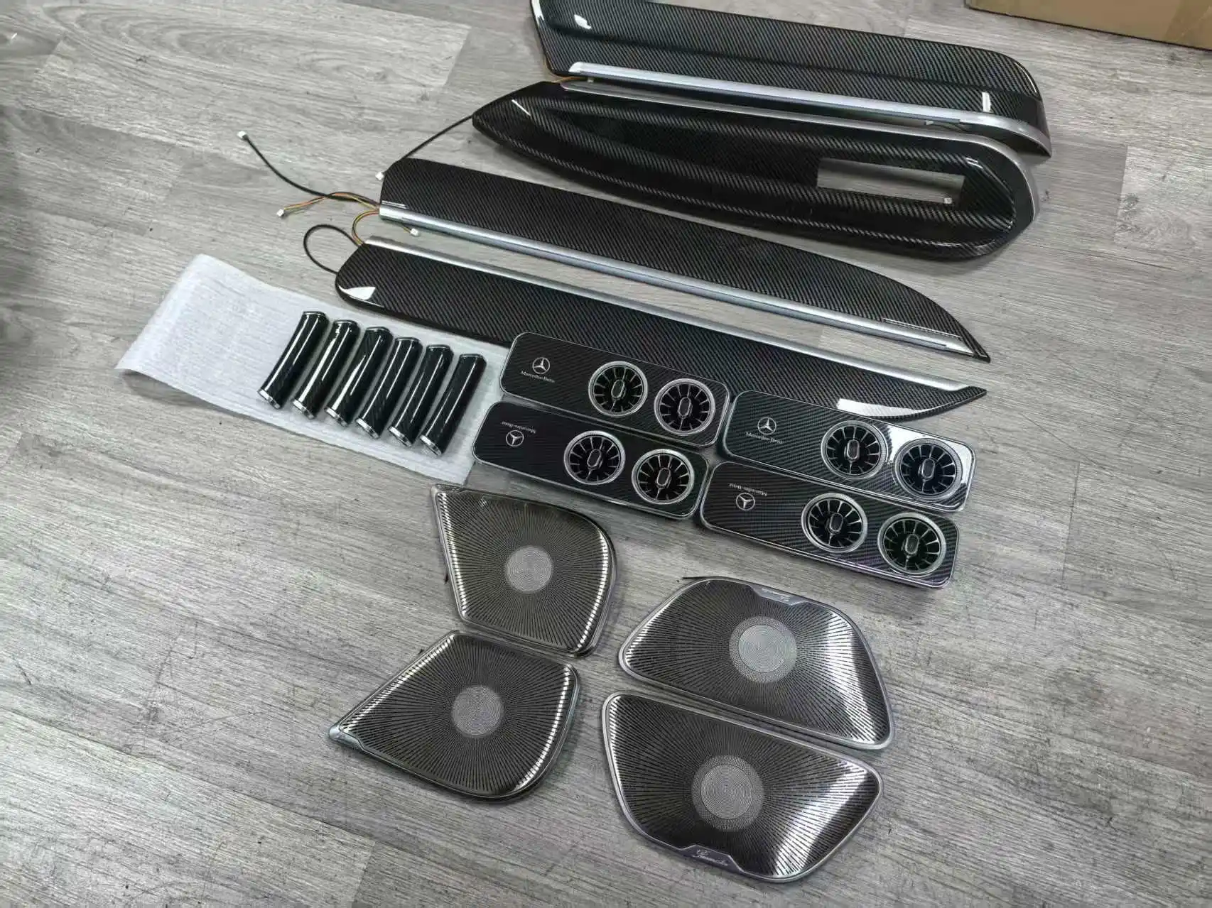 Carbon Fiber Air Vent Speaker Grille Door Panel Trim for Benz V-Class Vito V260 (2003-2008) with Easy Installation