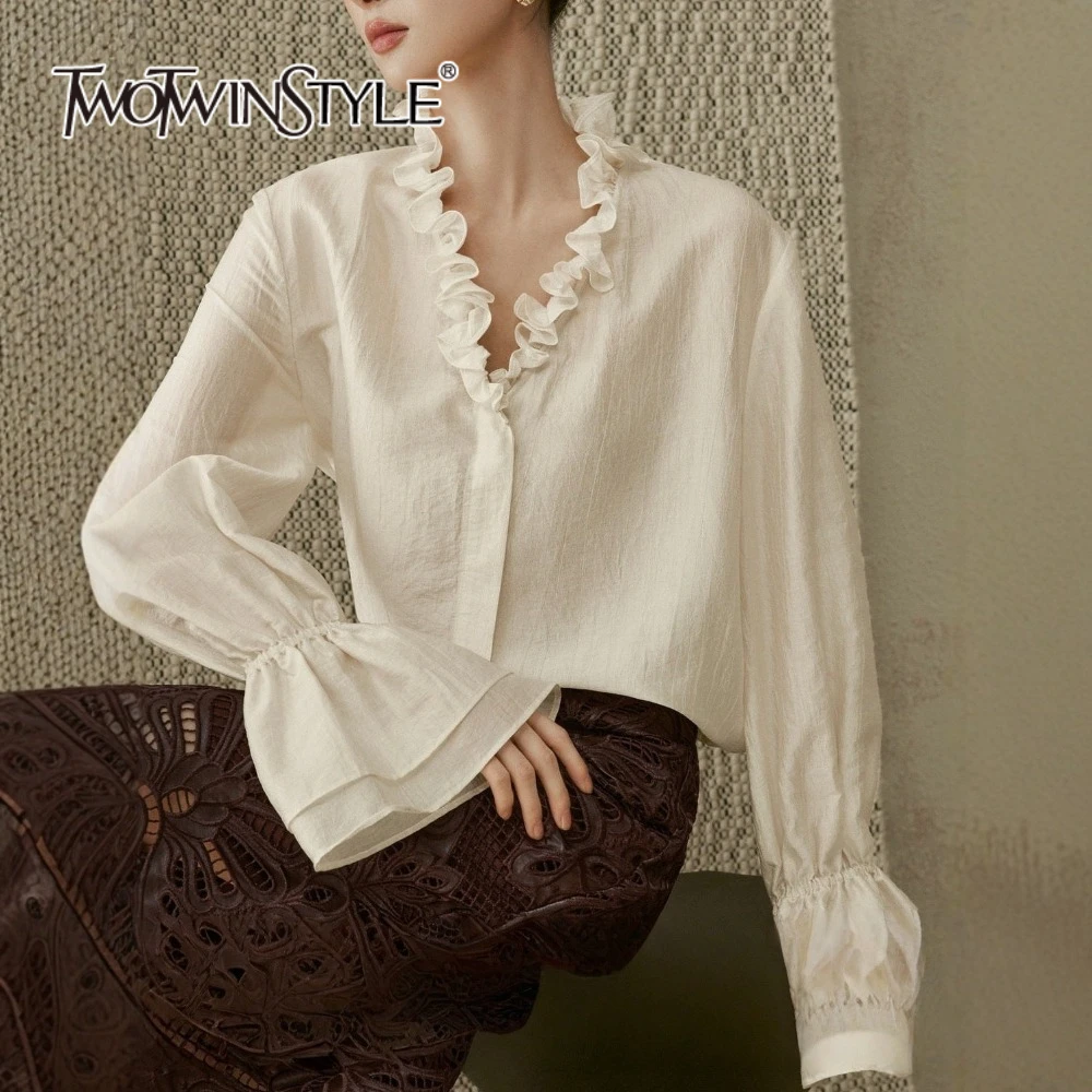 

Женская повседневная рубашка TWOTWINSTYLE с V-образным вырезом, длинными рукавами, оборками и складками, свободного кроя, минималистичная, весенняя новинка
