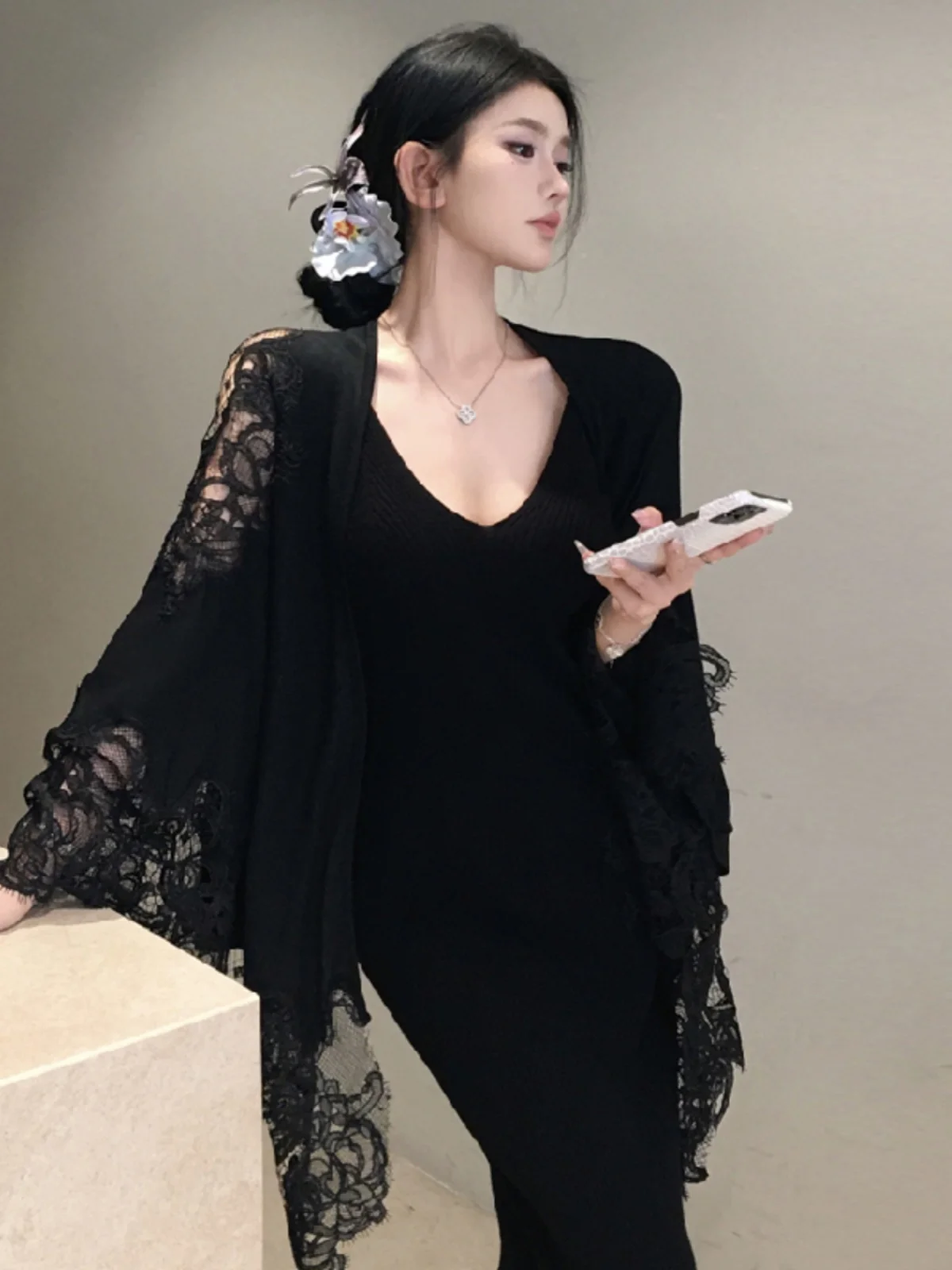 Conjunto de Dos Piezas para Mujeres Jóvenes en su Auge: Vestido de Punto con Diseño de Encaje y Cuello Alto, Chal de Hombro, Sexy y Ajustado