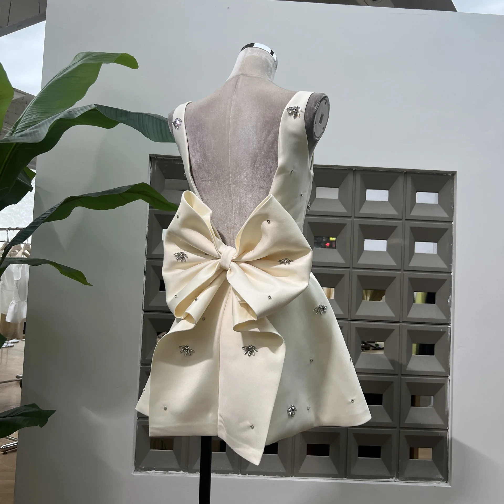 ภาษาฝรั่งเศสคําElegant Socialite Heavy Industryเพชรสแควร์คอBackless Bow HighเอวSlim A-Lineชุดราตรีสั้นชุดผู้หญิง