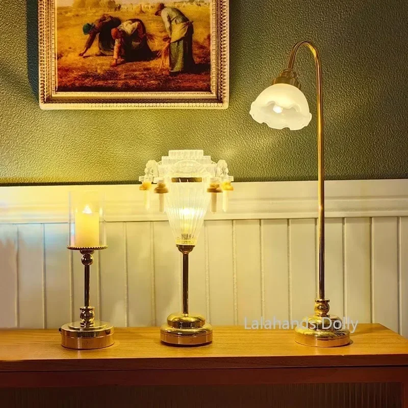 La simulazione di moda dell'articolo per la decorazione di mobili in miniatura della casa delle bambole può essere un lampadario luminoso/accessori per la decorazione della lampada da terra giocattoli