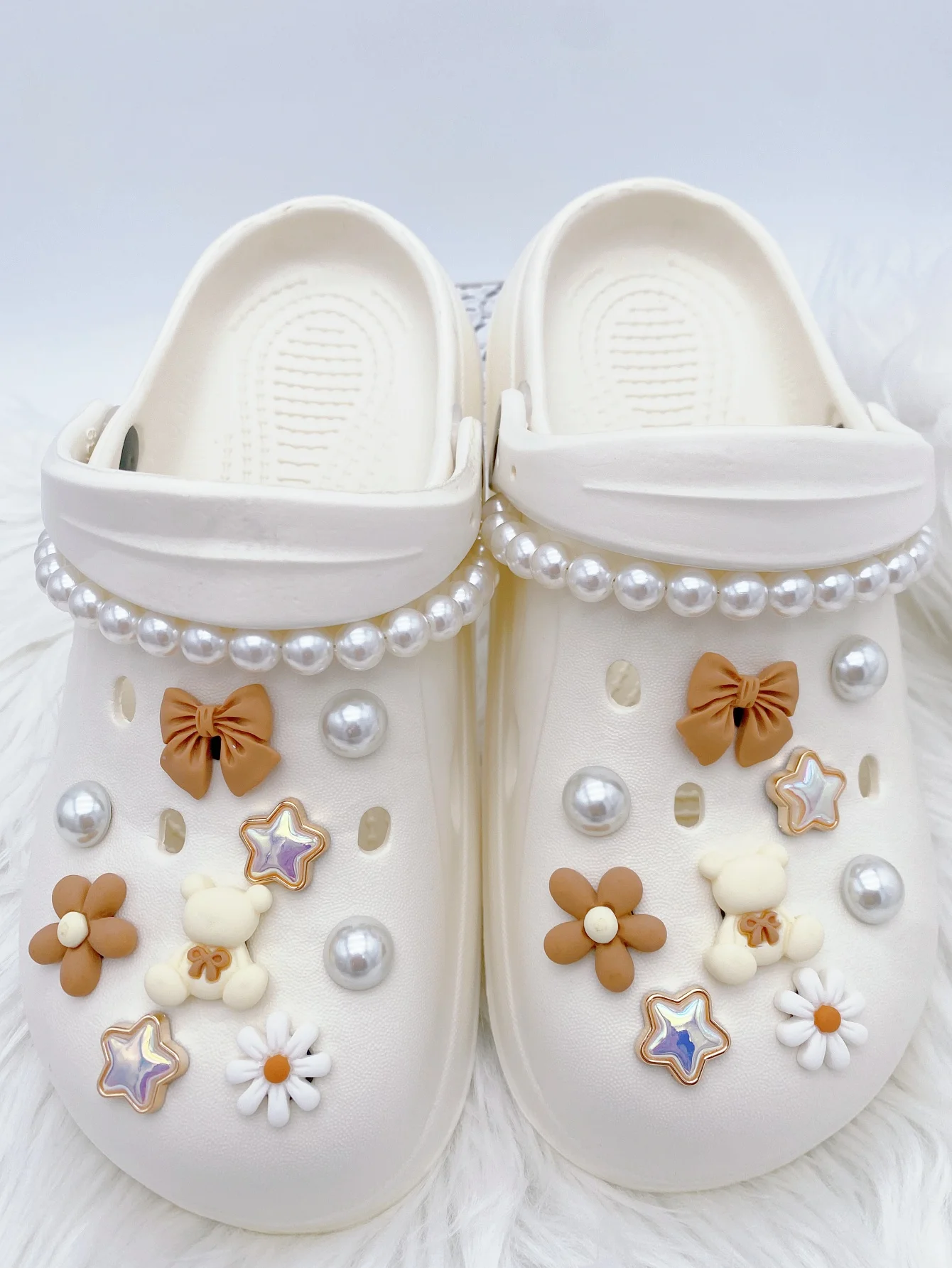 20 Stück modische weiße Perlenkette und abnehmbare Bären-Schuhaccessoires zum Selbermachen. Perfekte Dekorationsschnallen für Gartenschuhe und Sandalen